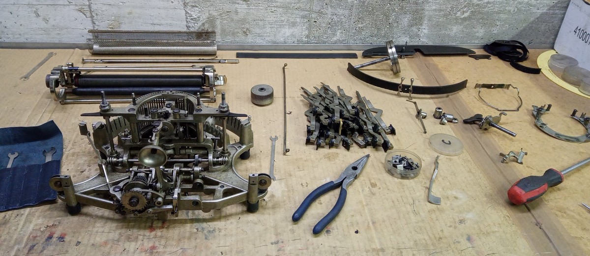 Macchina per scrivere Hammond smontata durante il restauro