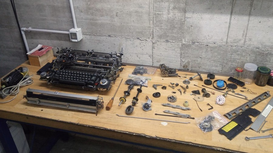 IBM Selectric Composer smontata durante il restauro