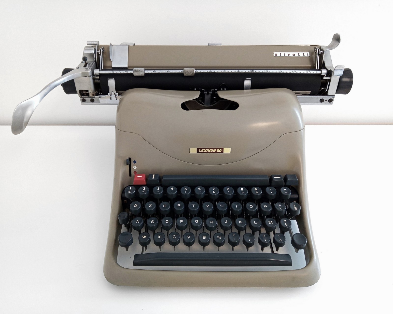 Macchina per scrivere Olivetti Lexikon 80 completamente restaurata