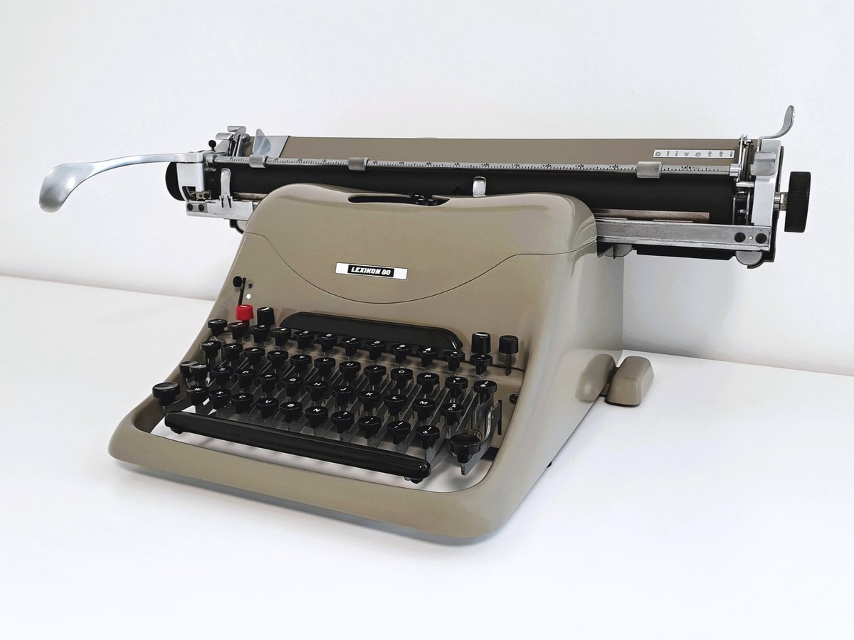 Macchina per scrivere Olivetti Lexikon 80 completamente restaurata