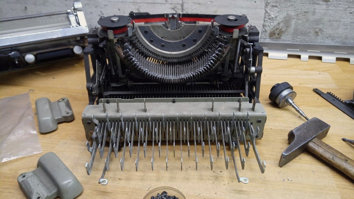 Olivetti Lexikon 80 durante il restauro