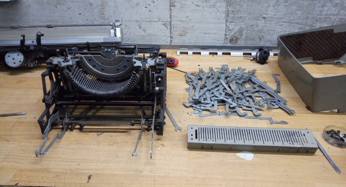 Olivetti Lexikon 80 durante il restauro
