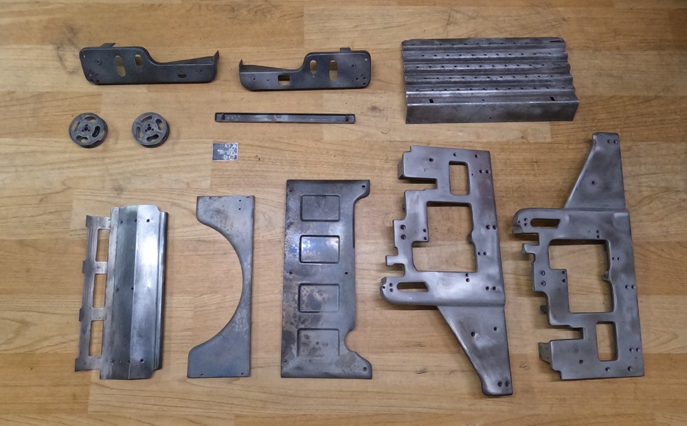 Parti metalliche della Olivetti M1 dopo la sabbiatura.
