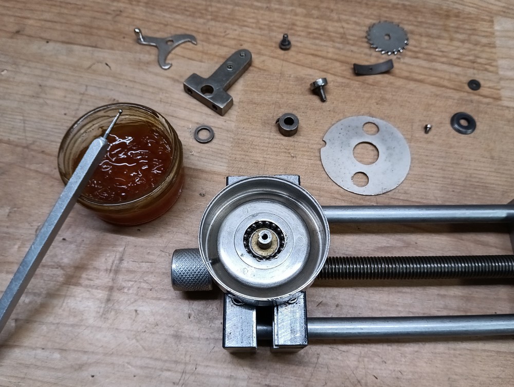 Molla di carica della Olivetti M1 smontata.