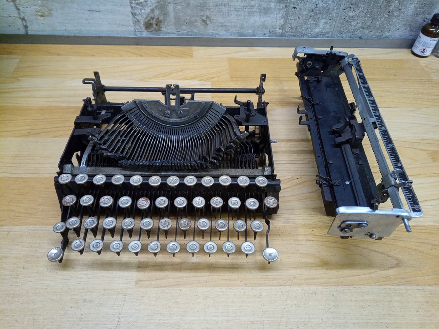 Dettaglio del restauro della Everest Mod. 44