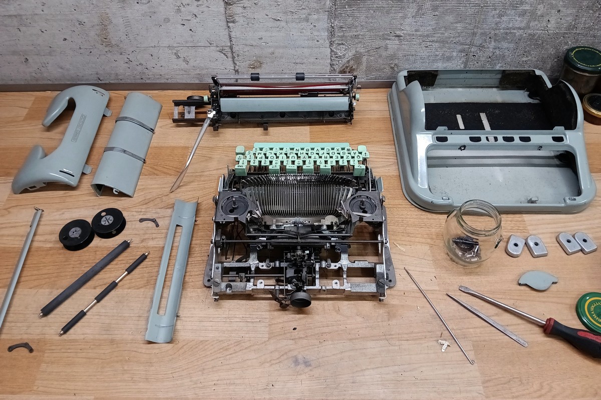 Hermes 3000 smontata durante il restauro
