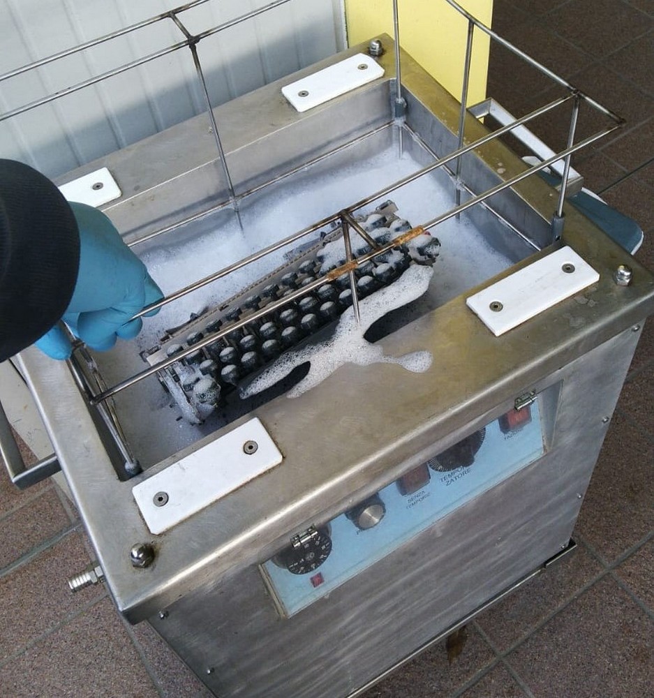Olivetti Lettera 22 durante il lavaggio nella vasca a ultrasuoni