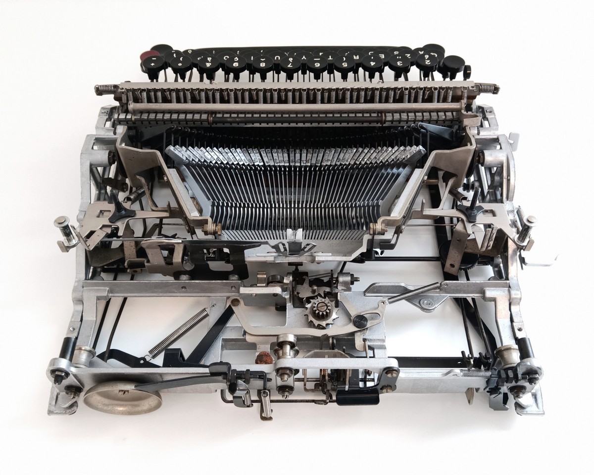 Meccanica della Olivetti Lettera 22 pulita dopo il lavaggio a ultrasuoni