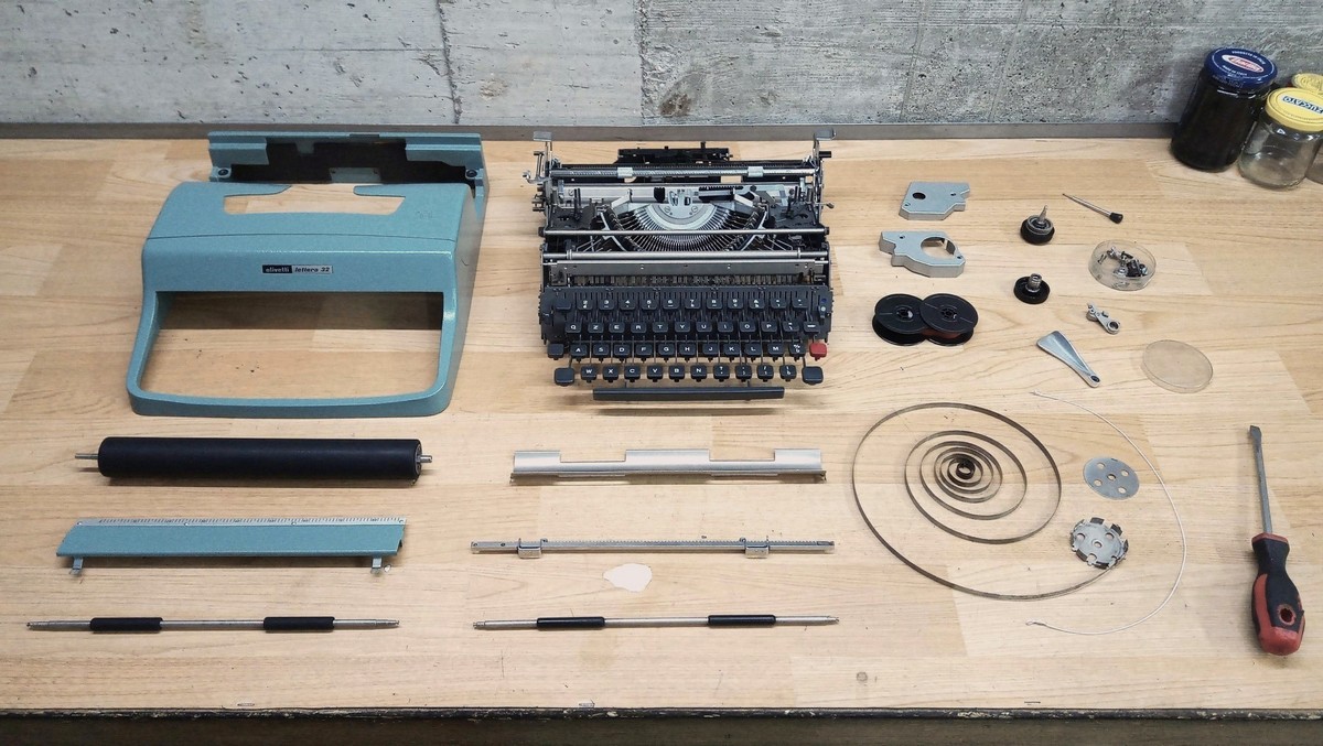 Olivetti Lettera 32 smontata durante il restauro
