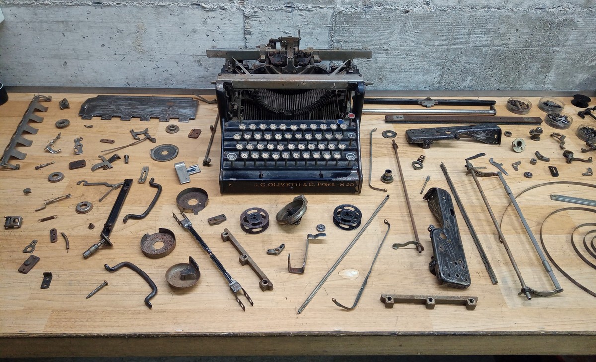 Olivetti M20 smontata durante il processo di restauro
