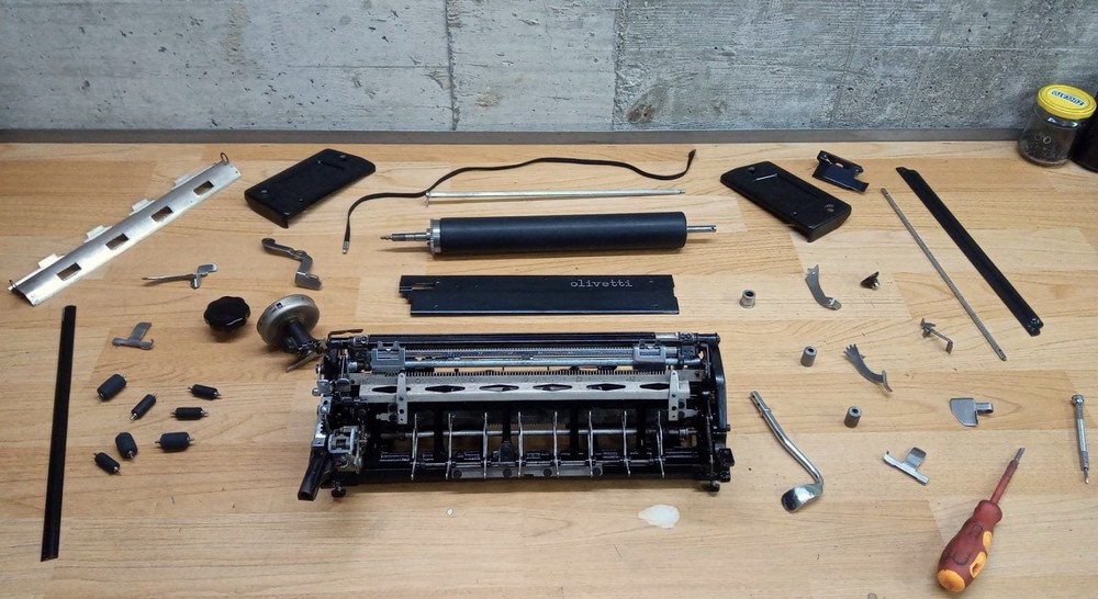 Macchina per scrivere Olivetti M40 smontata durante il restauro