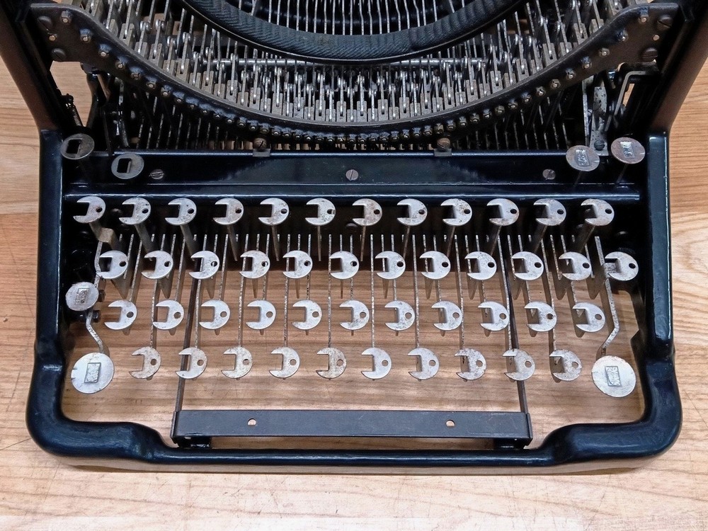 Olivetti M40 - tastiera vetrata durante il restauro