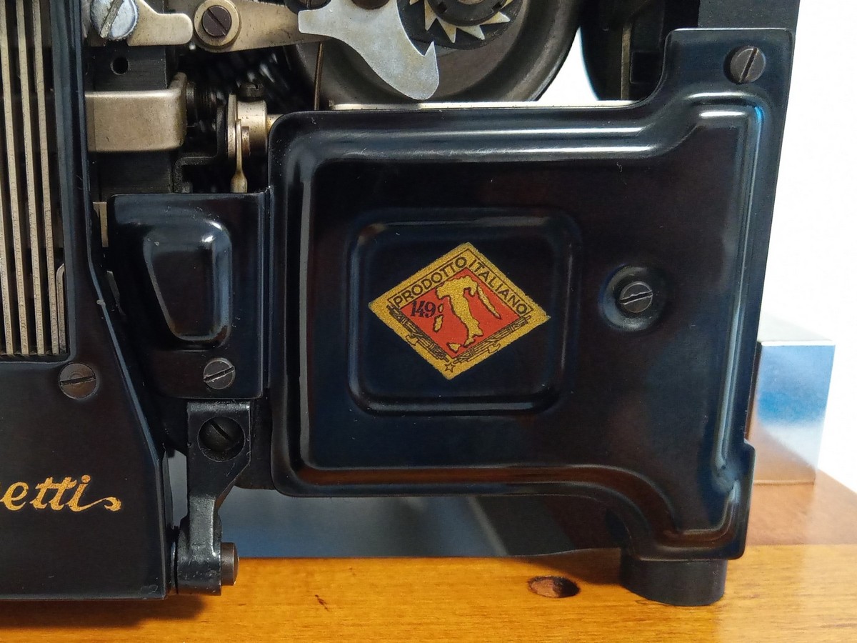 Scudetto autarchico della macchina per scrivere Olivetti M40 del 1935