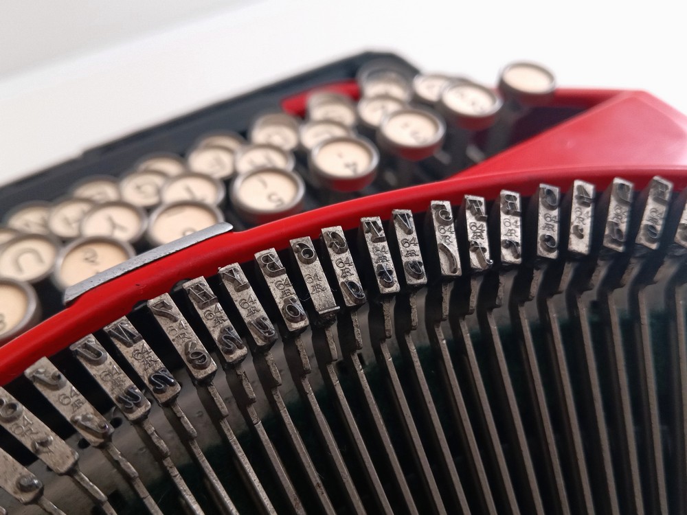 Olivetti MP1 rossa del 1932 con carattere Italico - dettaglio dei caratteri