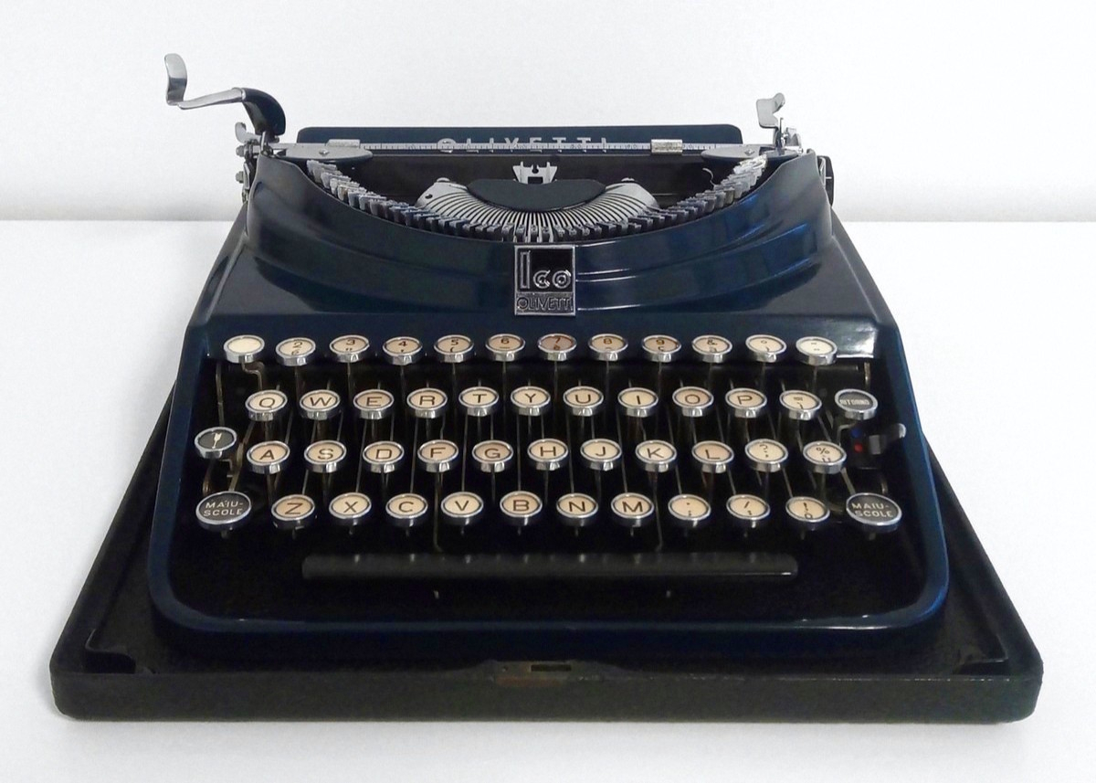 Olivetti MP1 blu del 1932 con carattere tipografico Simplicitas