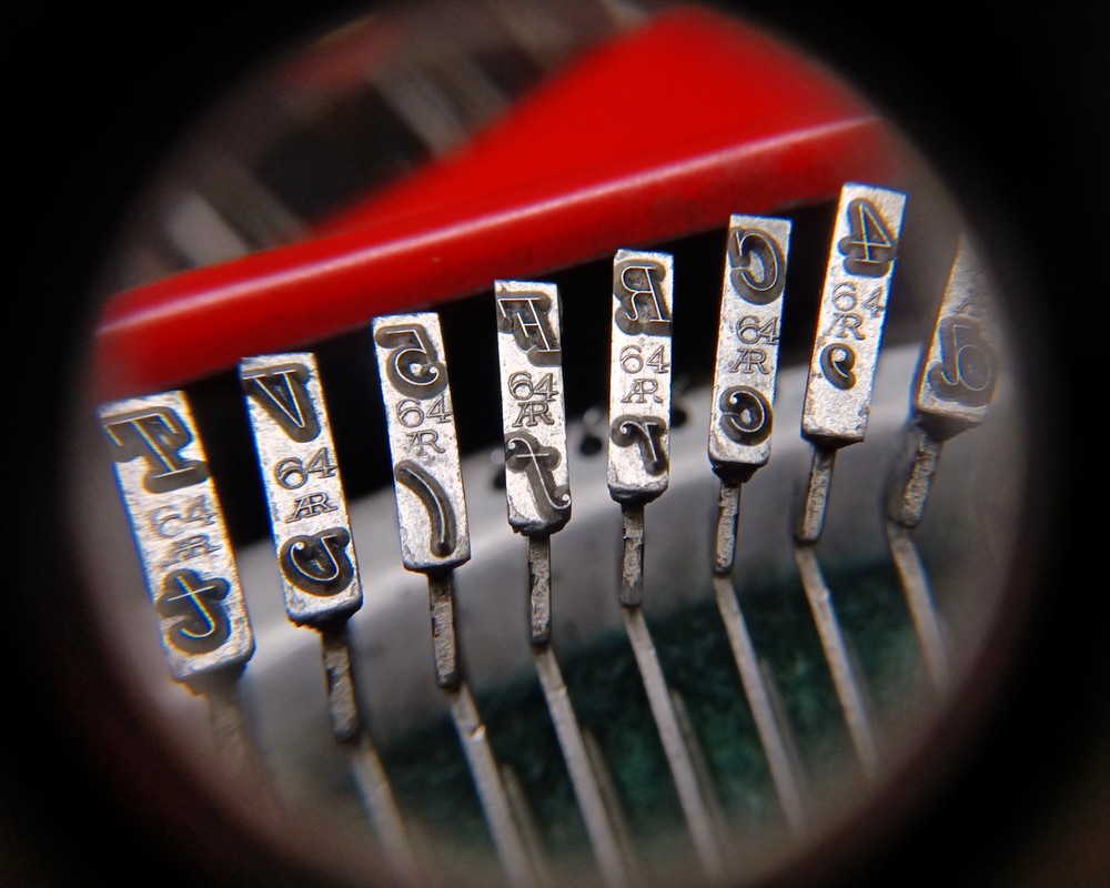 Olivetti MP1 rossa del 1932 con carattere Italico - dettaglio dei caratteri