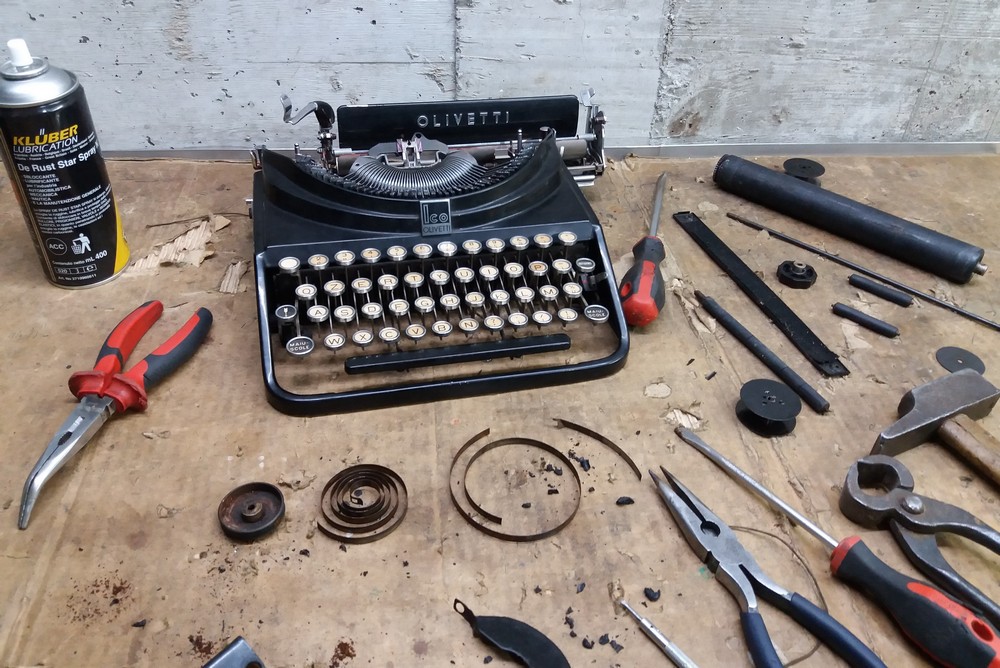 Olivetti MP1 smontata durante il restauro