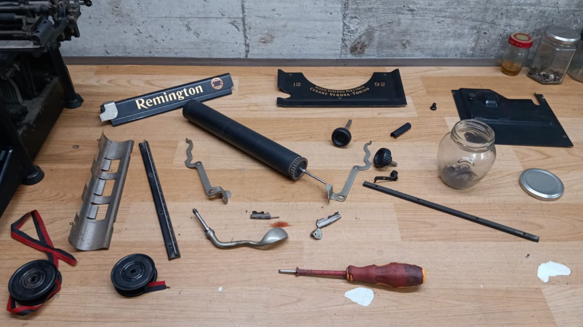 Remington Standard No. 12 durante il restauro