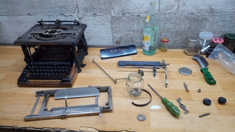 Remington-Sholes 3 durante il restauro